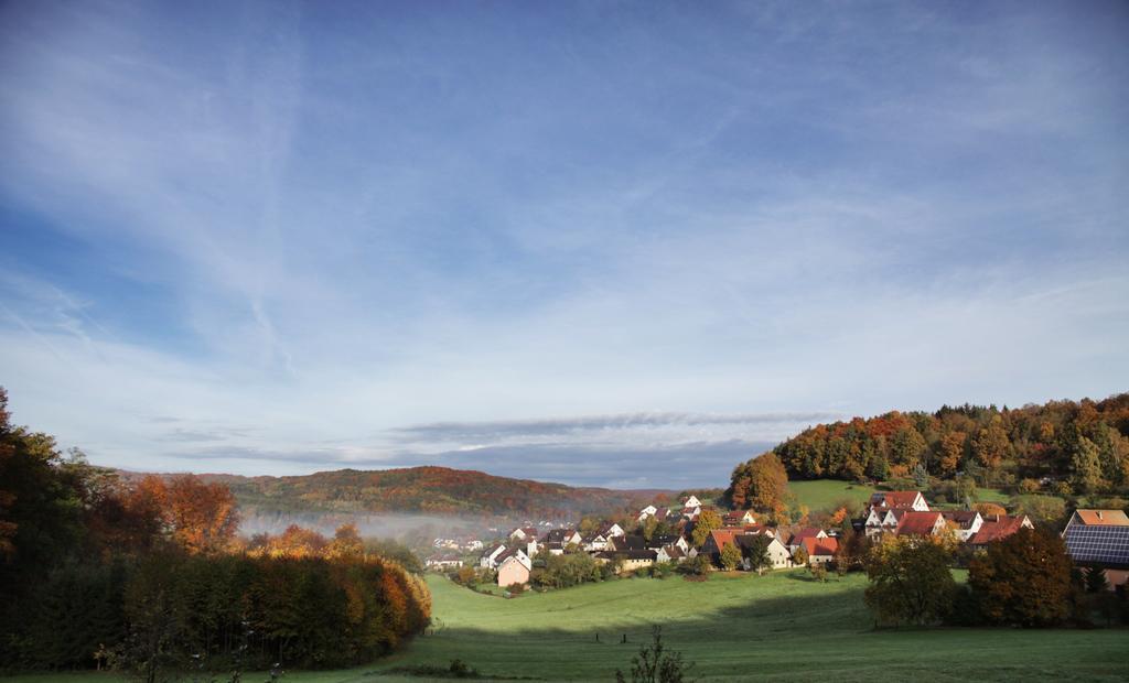 Landidyll Hotel Zum Alten Schloss Kirchensittenbach Room photo